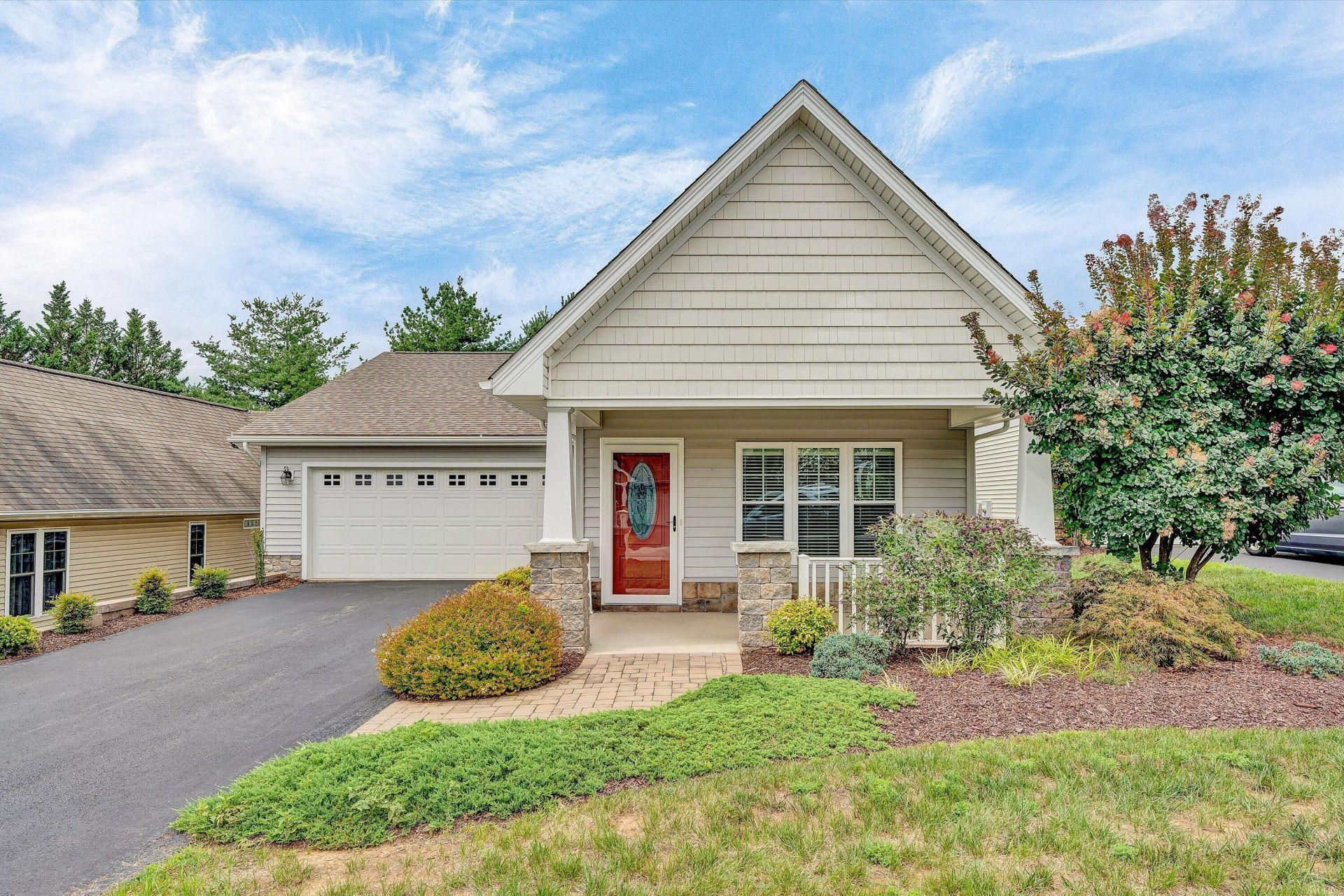 8110 Golden Oak Ln, Roanoke, VA 24019 Main Photo