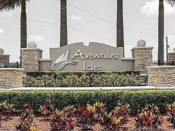 894 NE 191ST Street, Miami, FL 33179