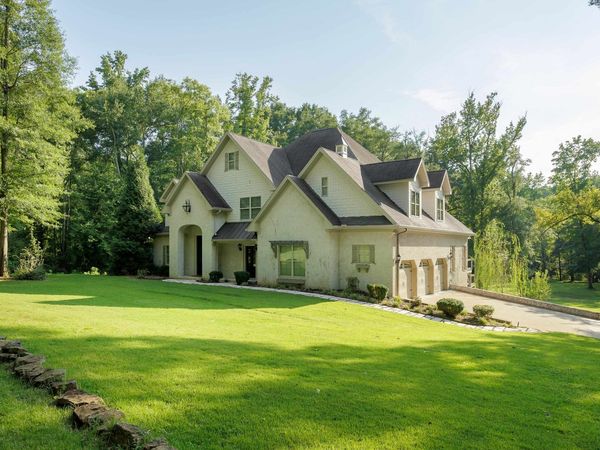 529 Riverbend Pl, Florence, AL 35630