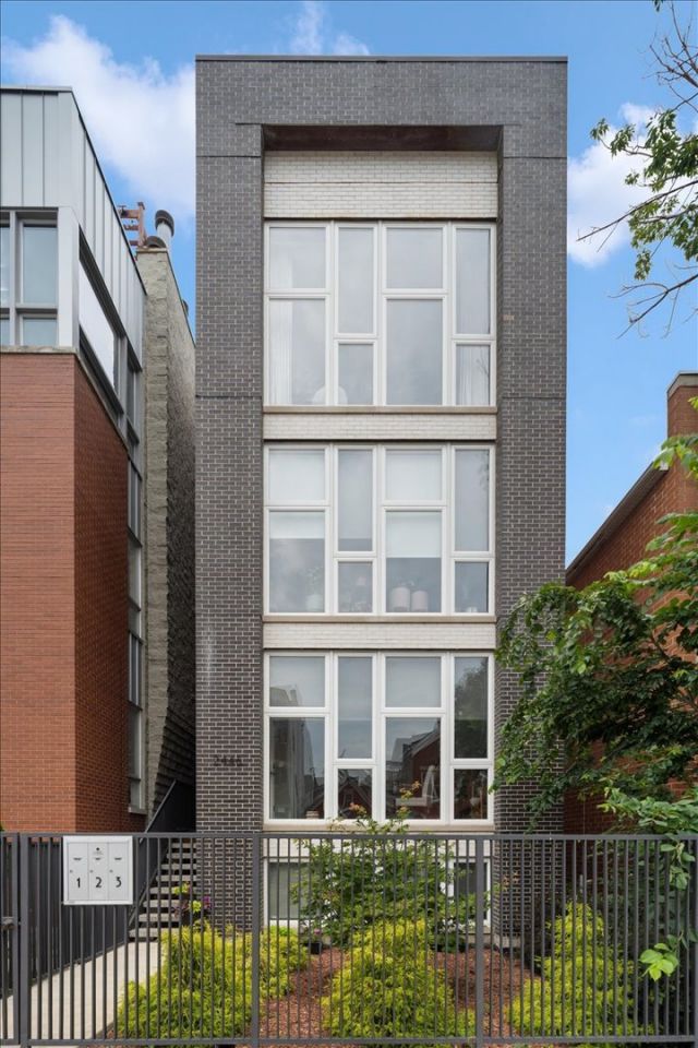 2446 W Augusta Boulevard, Unit 3, Chicago, IL 60622 Main Photo