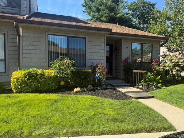 31 Stanford Court , Wantagh, NY 11793
