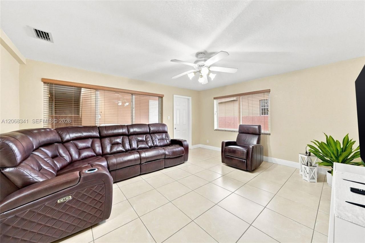 3180 W 3rd Ave, Hialeah, FL 33012 Photo