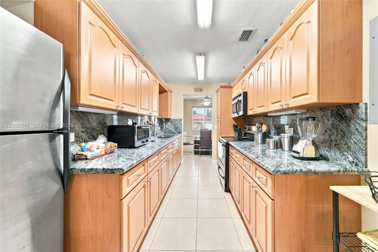 3180 W 3rd Ave, Hialeah, FL 33012 Photo