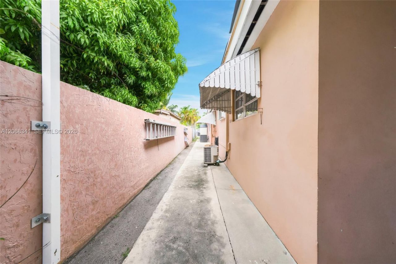 3180 W 3rd Ave, Hialeah, FL 33012 Photo