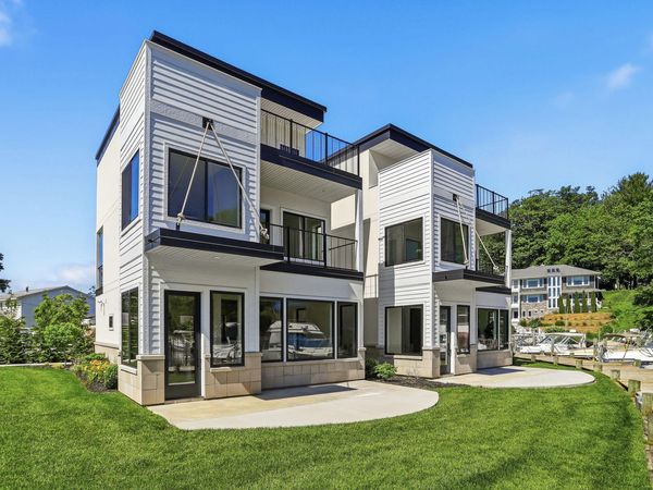 3 N Bailey Avenue, Unit 2, South Haven, MI 49090
