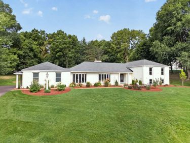 3945 Hillcrest Way, Deephaven, MN 55391