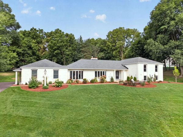 3945 Hillcrest Way, Deephaven, MN 55391