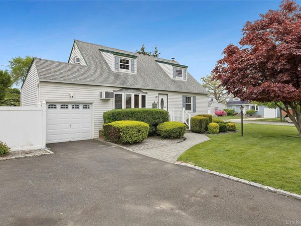 2 Dorset Lane , Farmingdale, NY 11735