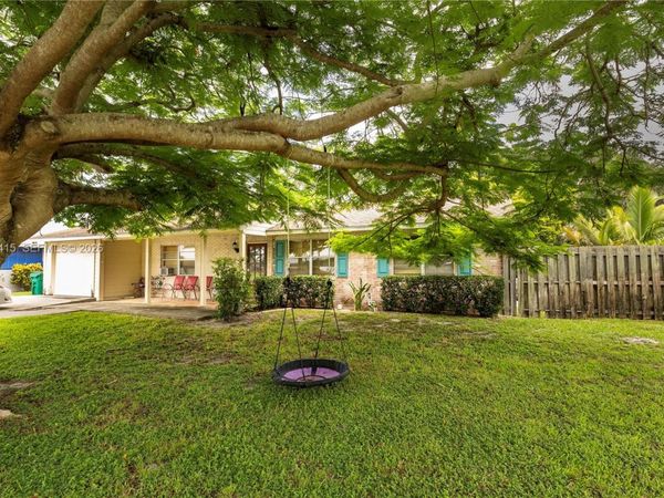 566 N Dover Rd , Tequesta, FL 33469