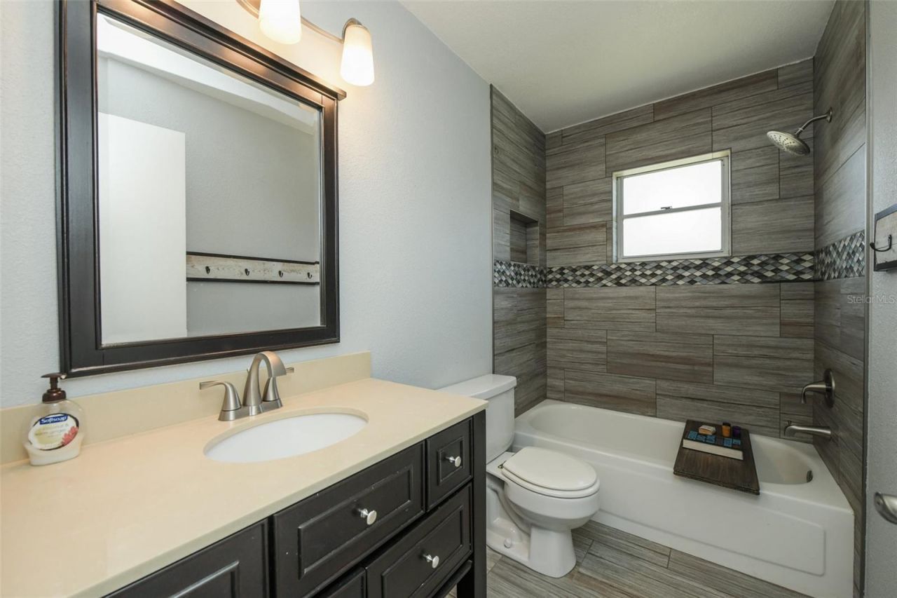 1625 Bay Hill Circle, Sarasota, FL 34232 Photo