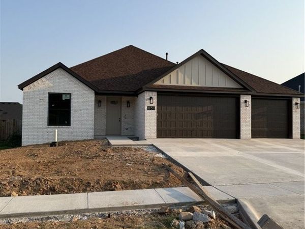 851 E Buchanan Street, Prairie Grove, AR 72753