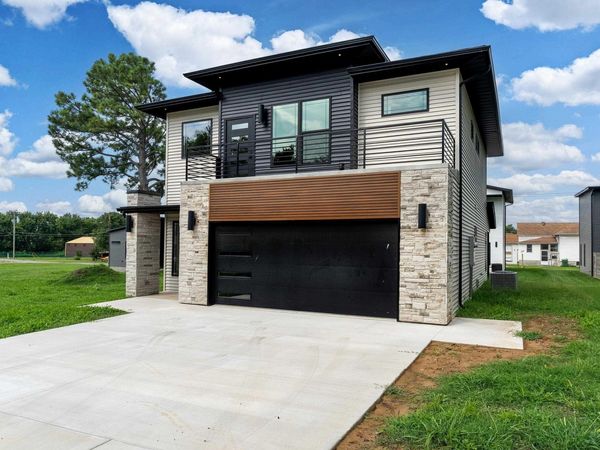 202 S MONROE Street, Marion, IL 62959