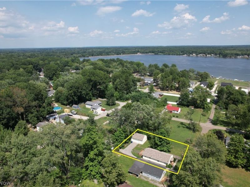 17448 Laurel Avenue, Lake Milton, OH 44429 Photo 2