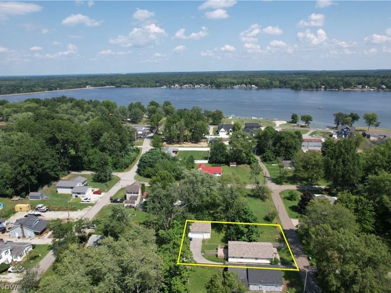 17448 Laurel Avenue, Lake Milton, OH 44429 Photo 3