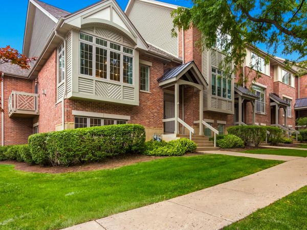60 E Hattendorf Avenue , Roselle, IL 60172