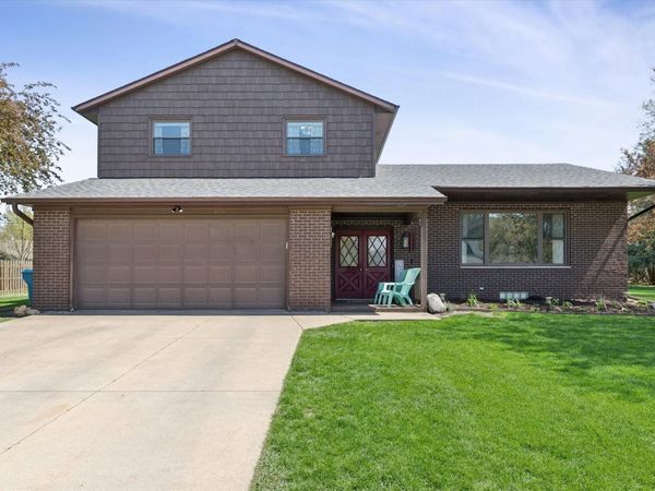 220 10th Circle, De Witt, IA 52742