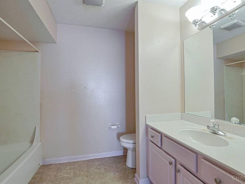 10555 Montgomery Road, Unit 35, Montgomery, OH 45242 Photo 11