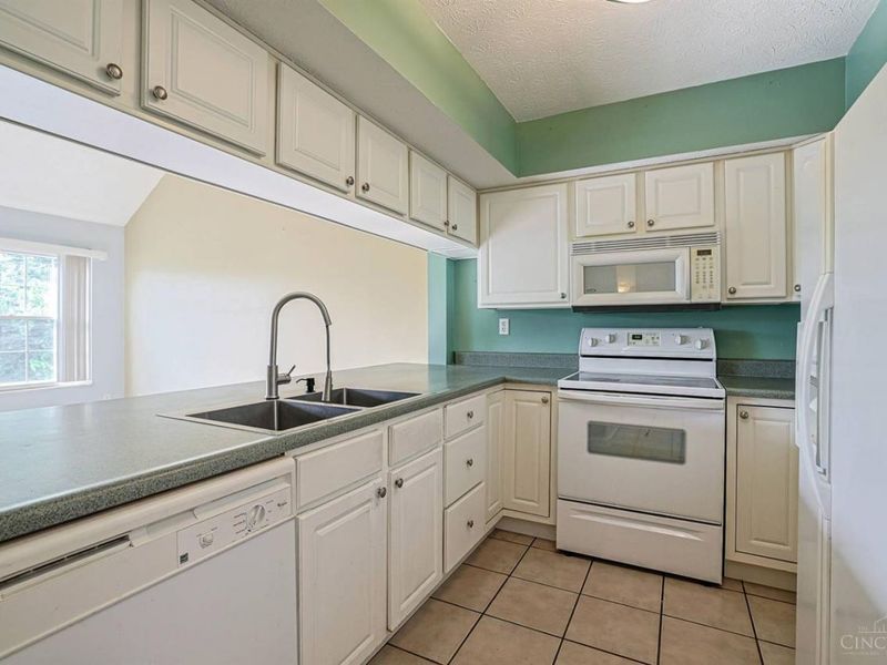 10555 Montgomery Road, Unit 35, Montgomery, OH 45242 Photo 5