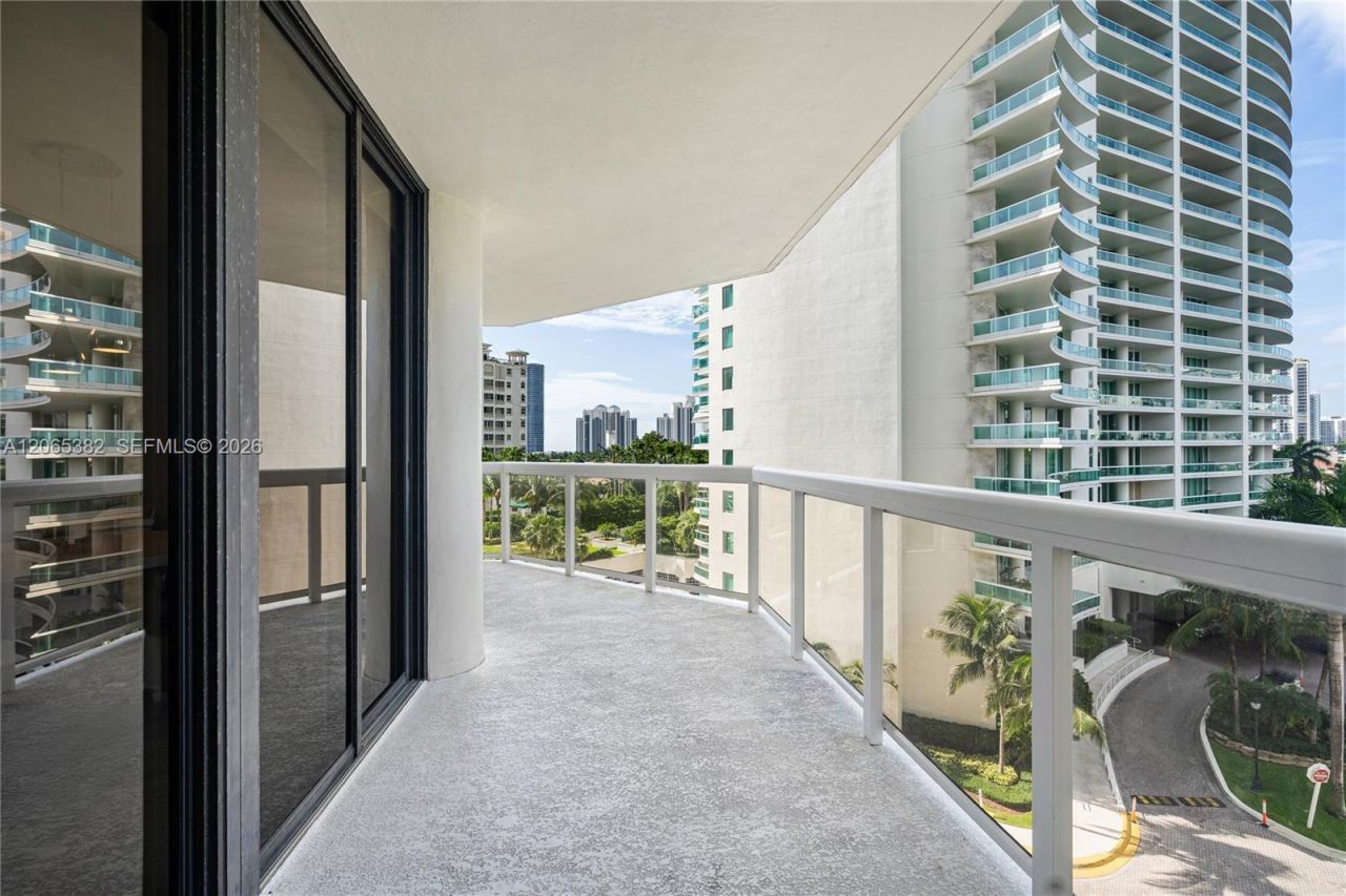 20185 E Country Club Dr, Unit 604+DEN, Aventura, FL 33180 Photo