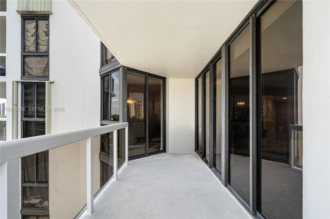 20185 E Country Club Dr, Unit 604+DEN, Aventura, FL 33180 Photo