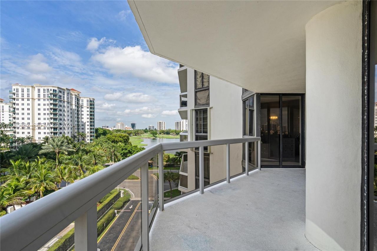 20185 E Country Club Dr, Unit 604+DEN, Aventura, FL 33180 Photo