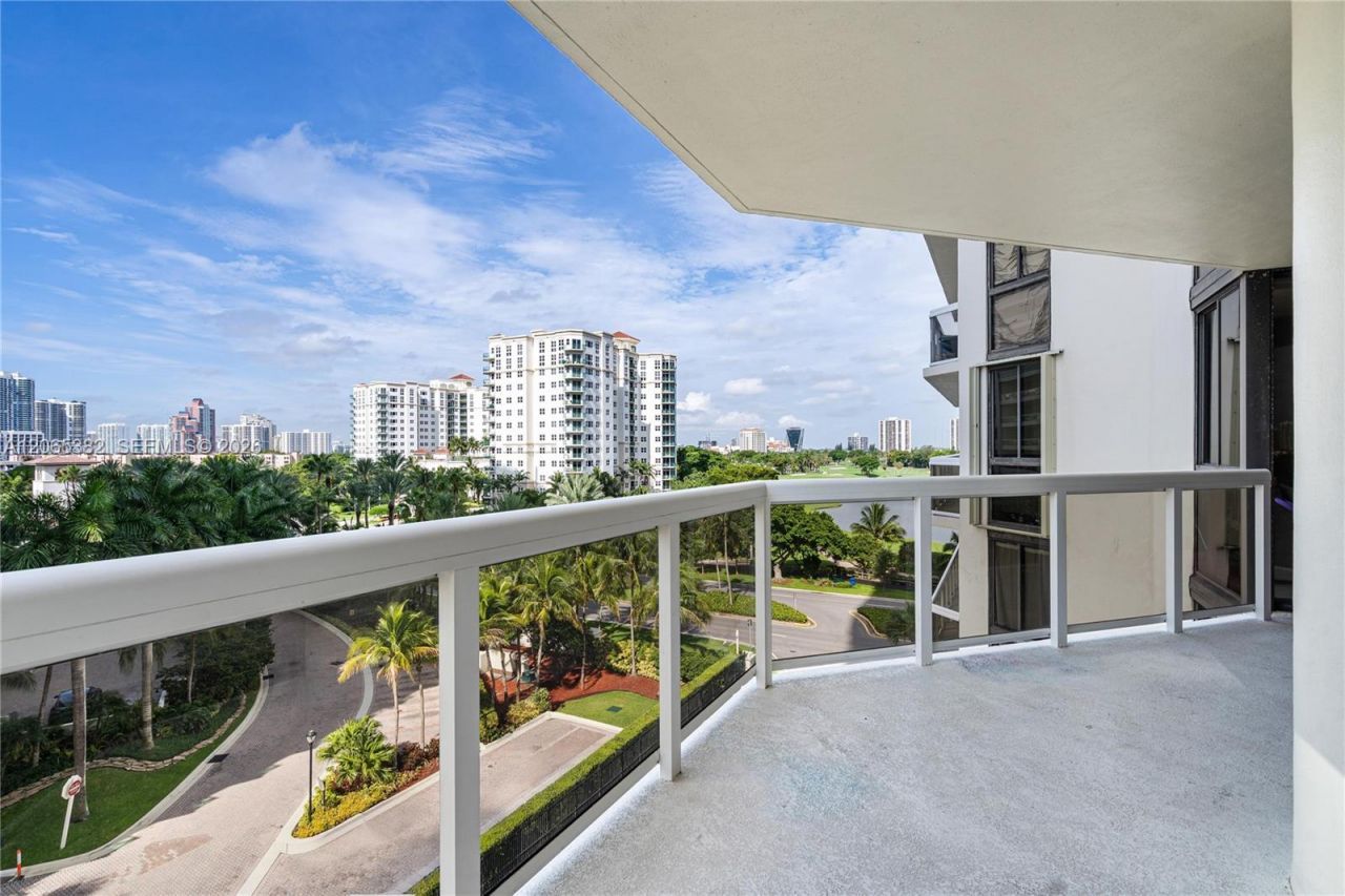 20185 E Country Club Dr, Unit 604+DEN, Aventura, FL 33180 Photo