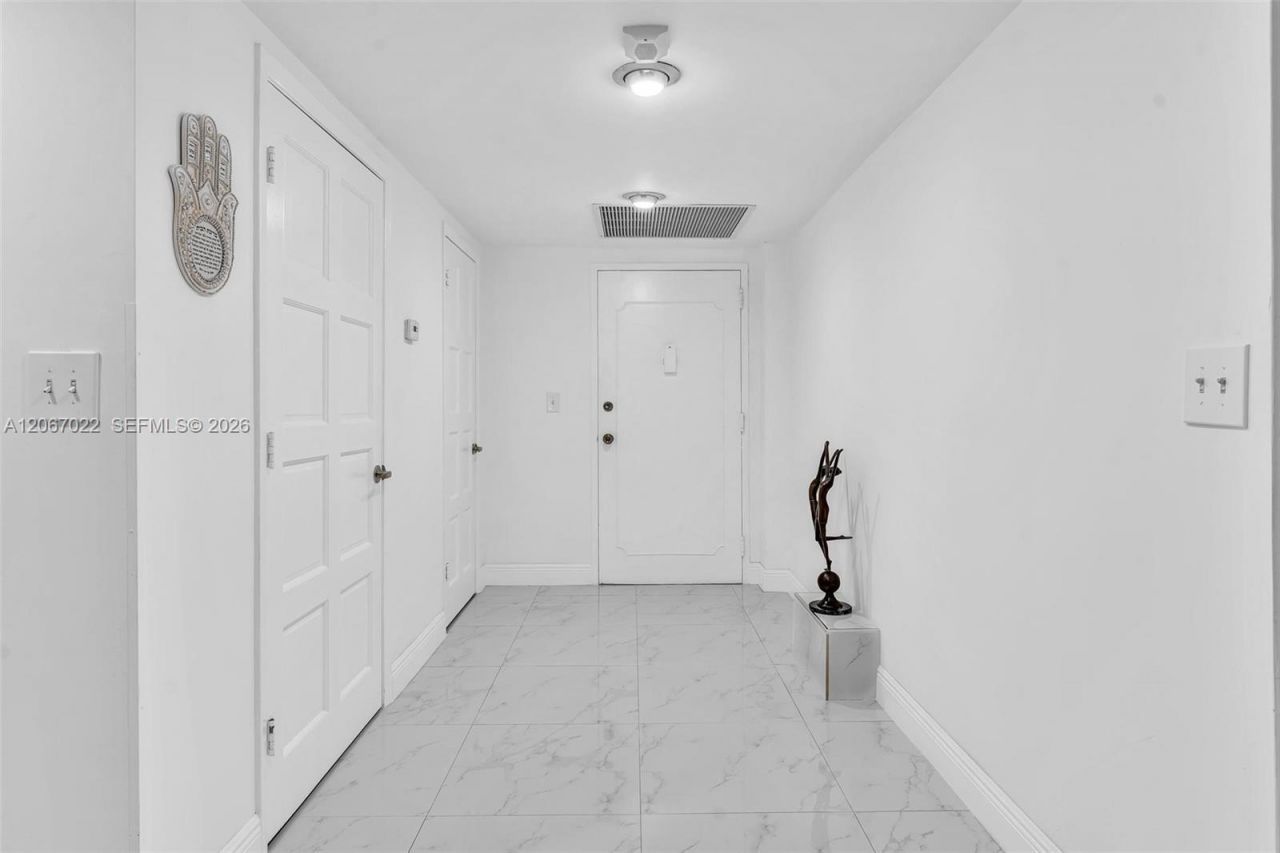 800 NE 195th St, Unit 220, Miami, FL 33179 Photo