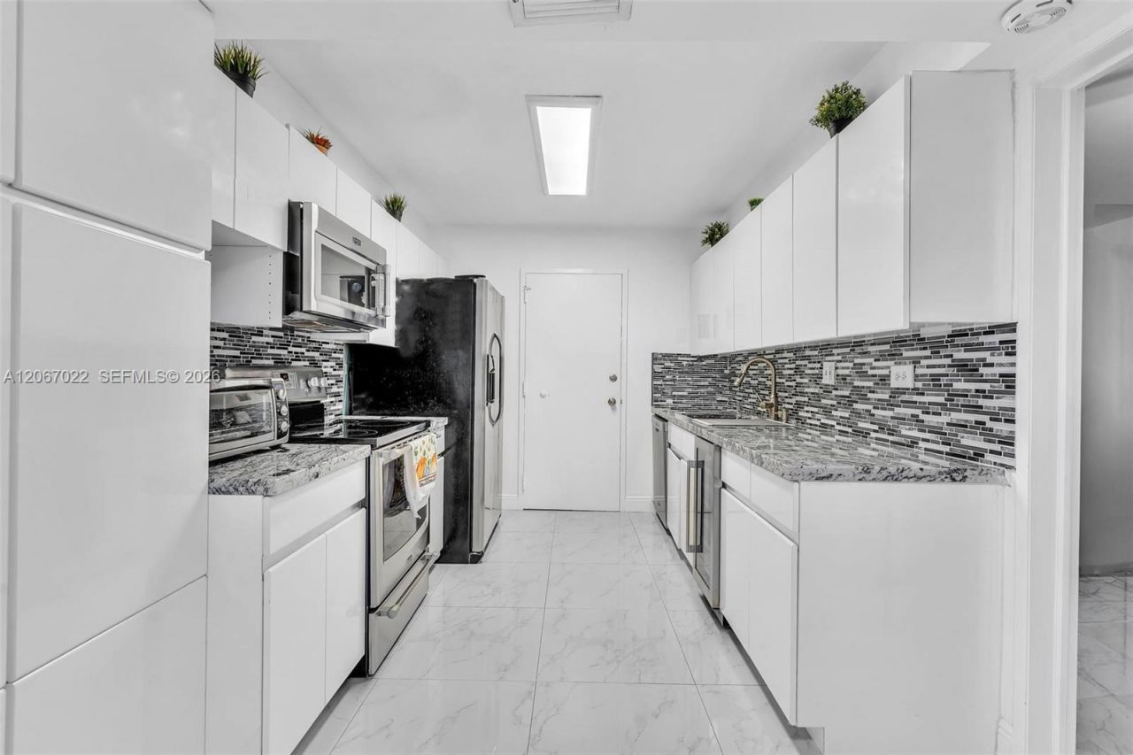 800 NE 195th St, Unit 220, Miami, FL 33179 Photo