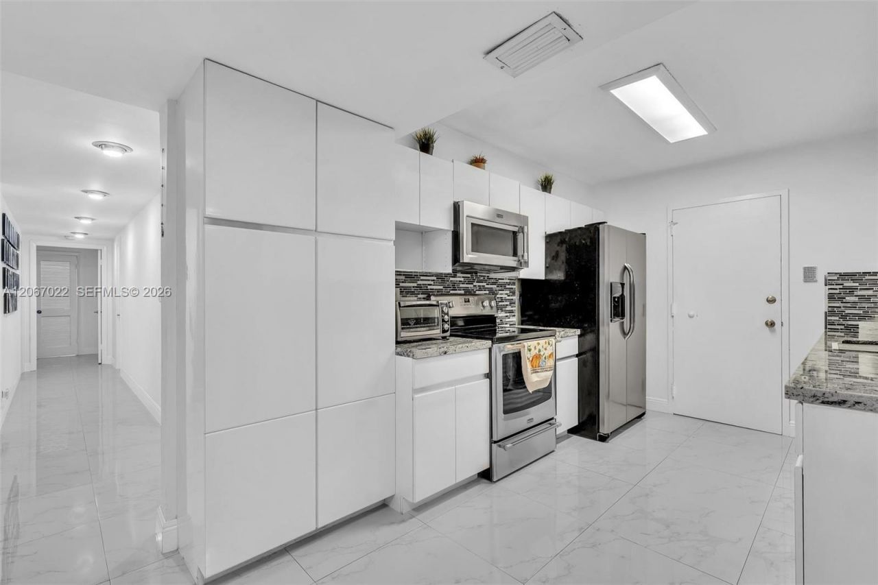 800 NE 195th St, Unit 220, Miami, FL 33179 Photo