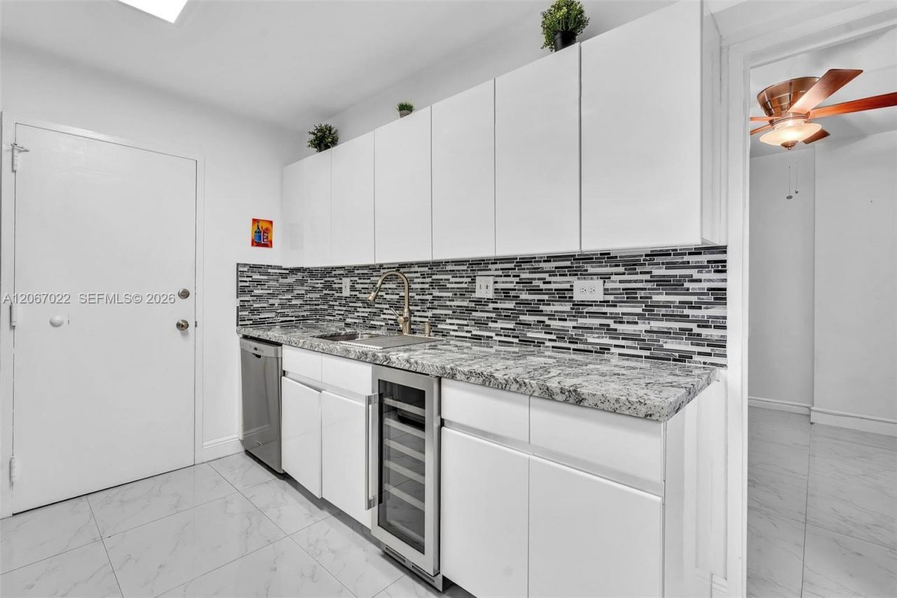 800 NE 195th St, Unit 220, Miami, FL 33179 Photo