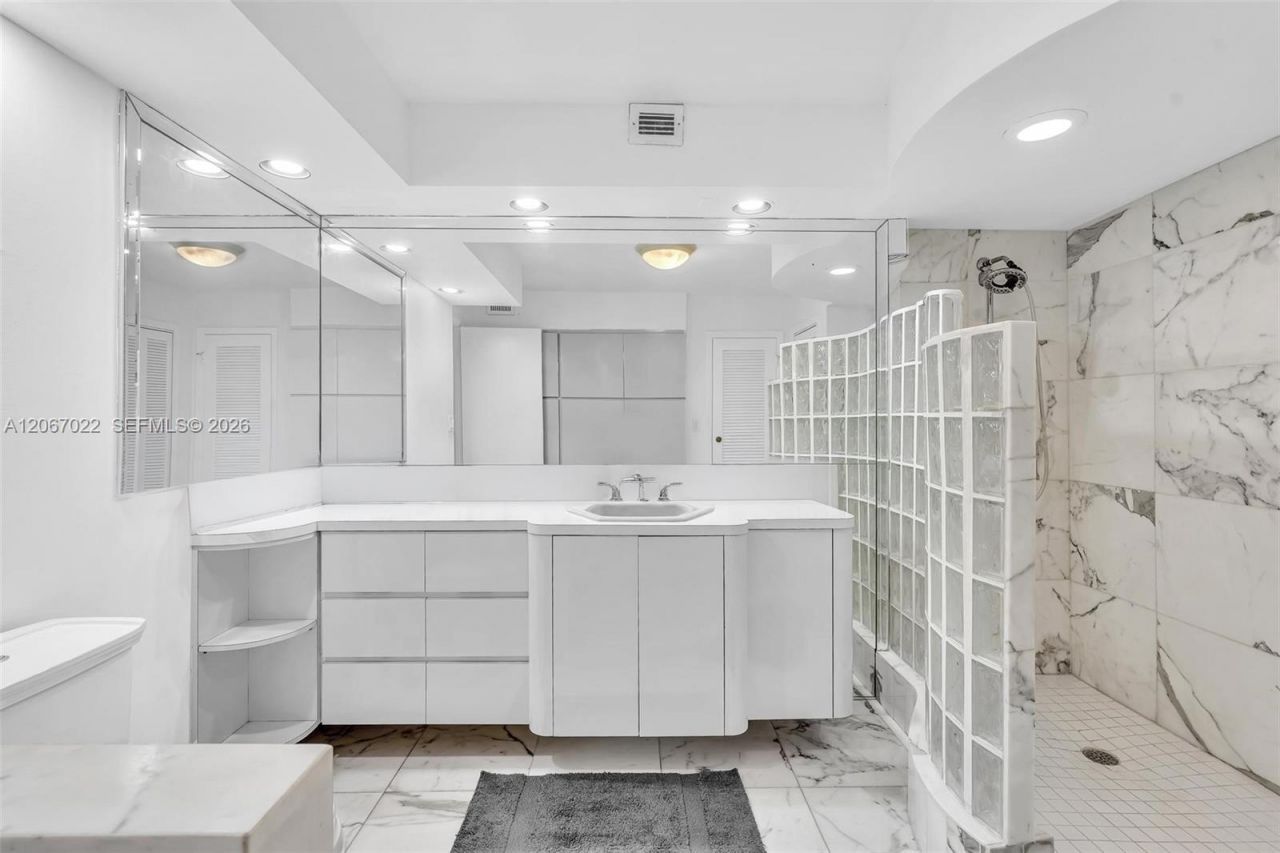800 NE 195th St, Unit 220, Miami, FL 33179 Photo