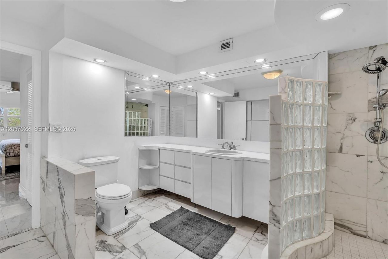 800 NE 195th St, Unit 220, Miami, FL 33179 Photo