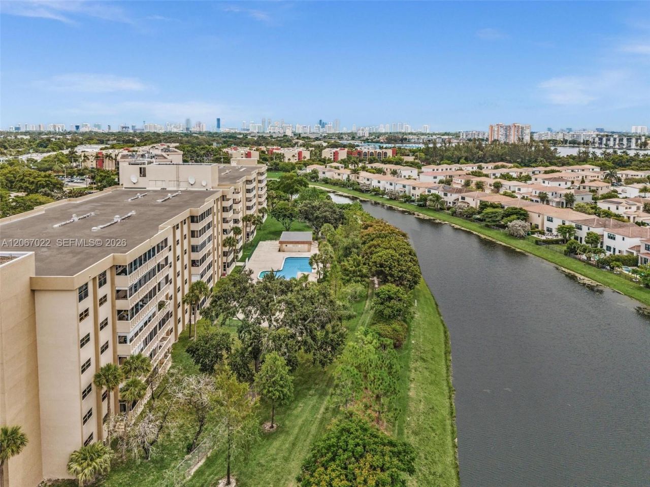 800 NE 195th St, Unit 220, Miami, FL 33179 Photo