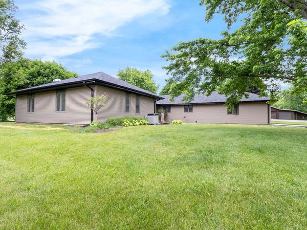 11N025 Burlington Road , Hampshire, IL 60140