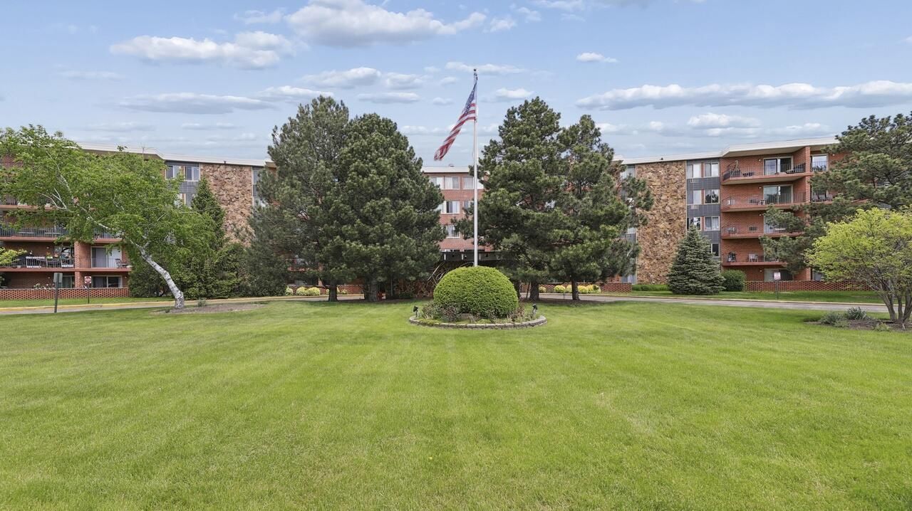 18 E Old Willow Road, Unit 213N, Prospect Heights, IL 60070 Main Photo