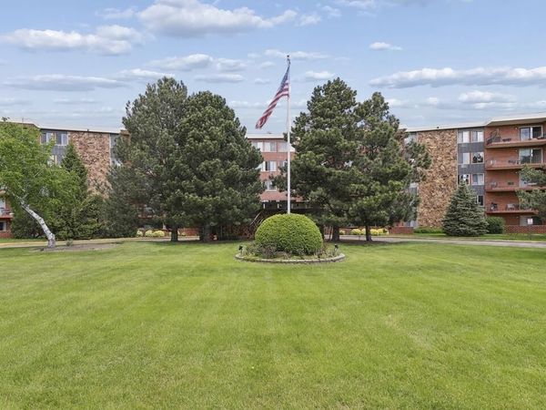 18 E Old Willow Road, Unit 213N, Prospect Heights, IL 60070