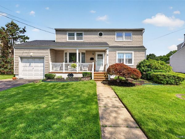 88 Crestwood Boulevard, Farmingdale, NY 11735
