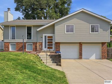 818 Redwood Lane, Papillion, NE 68046