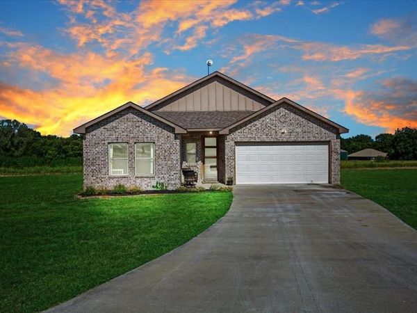 314 Delatorre Street , Trenton, TX 75490