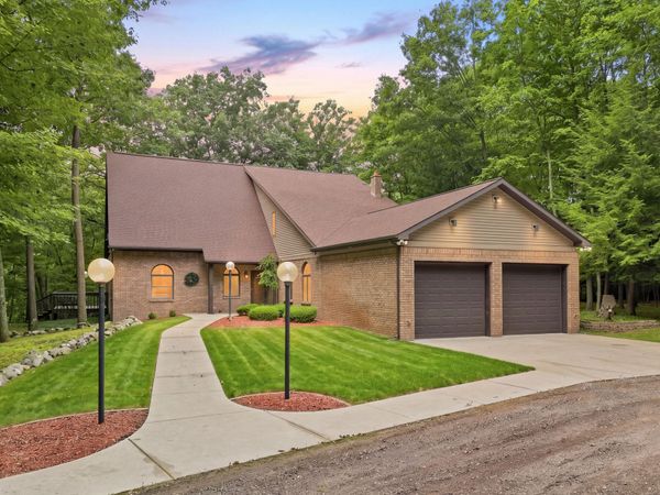 8423 S Harnden Drive, Fremont, MI 49412