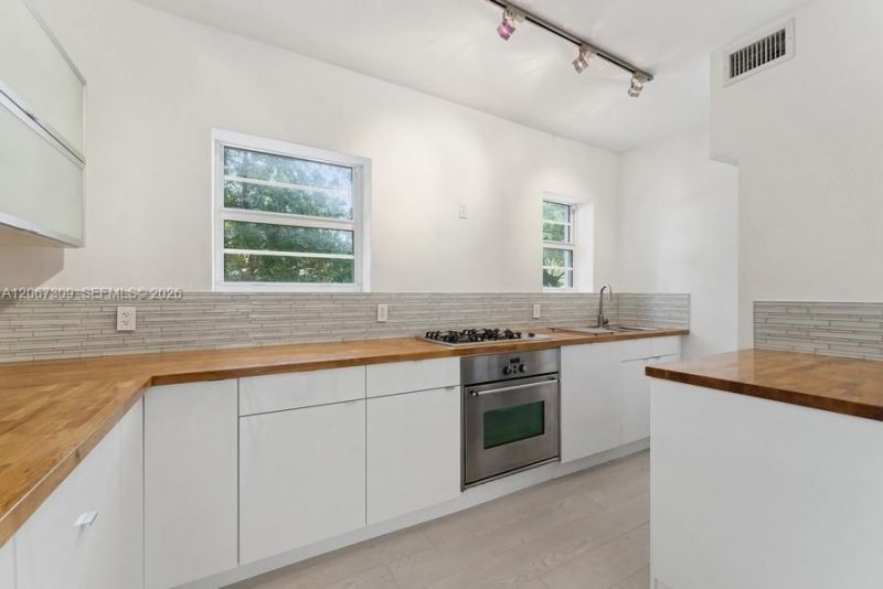 4812 Pine Tree Dr, Unit 206, Miami Beach, FL 33140 Photo
