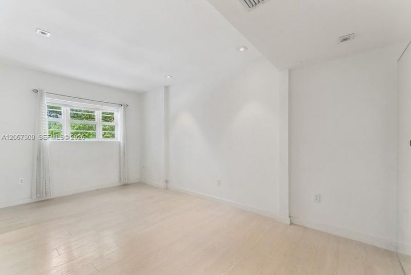 4812 Pine Tree Dr, Unit 206, Miami Beach, FL 33140 Photo