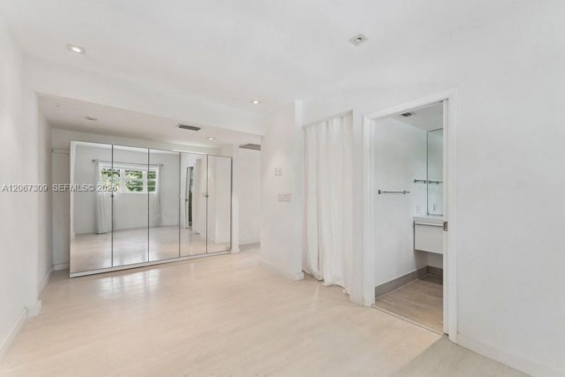 4812 Pine Tree Dr, Unit 206, Miami Beach, FL 33140 Photo