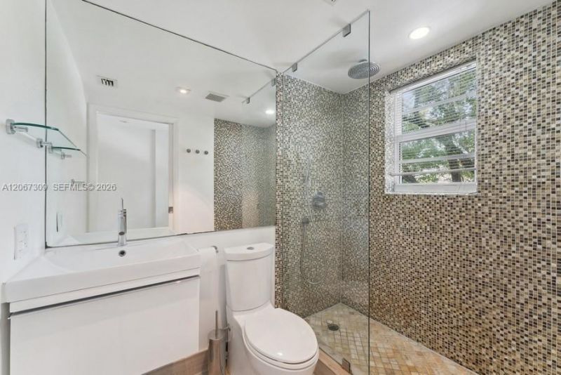 4812 Pine Tree Dr, Unit 206, Miami Beach, FL 33140 Photo