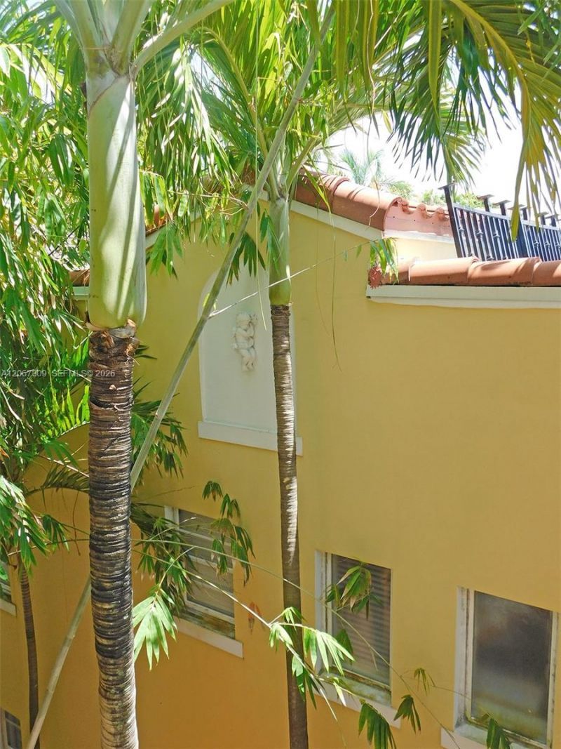 4812 Pine Tree Dr, Unit 206, Miami Beach, FL 33140 Photo