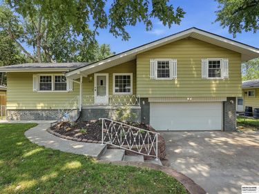 9478 Wirt Street, Omaha, NE 68134