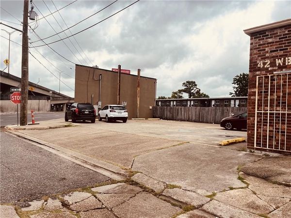 42 WESTBANK EXPRESS Way , Gretna, LA 70053