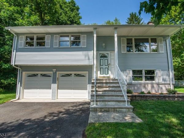 19 Hermanne Dr, Mount Olive, NJ 07836