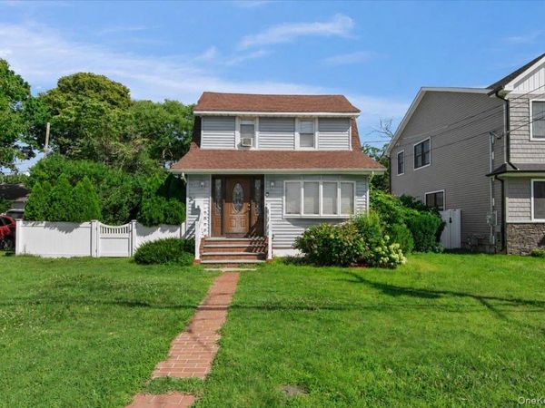 16 Marlboro Place , Bellmore, NY 11710