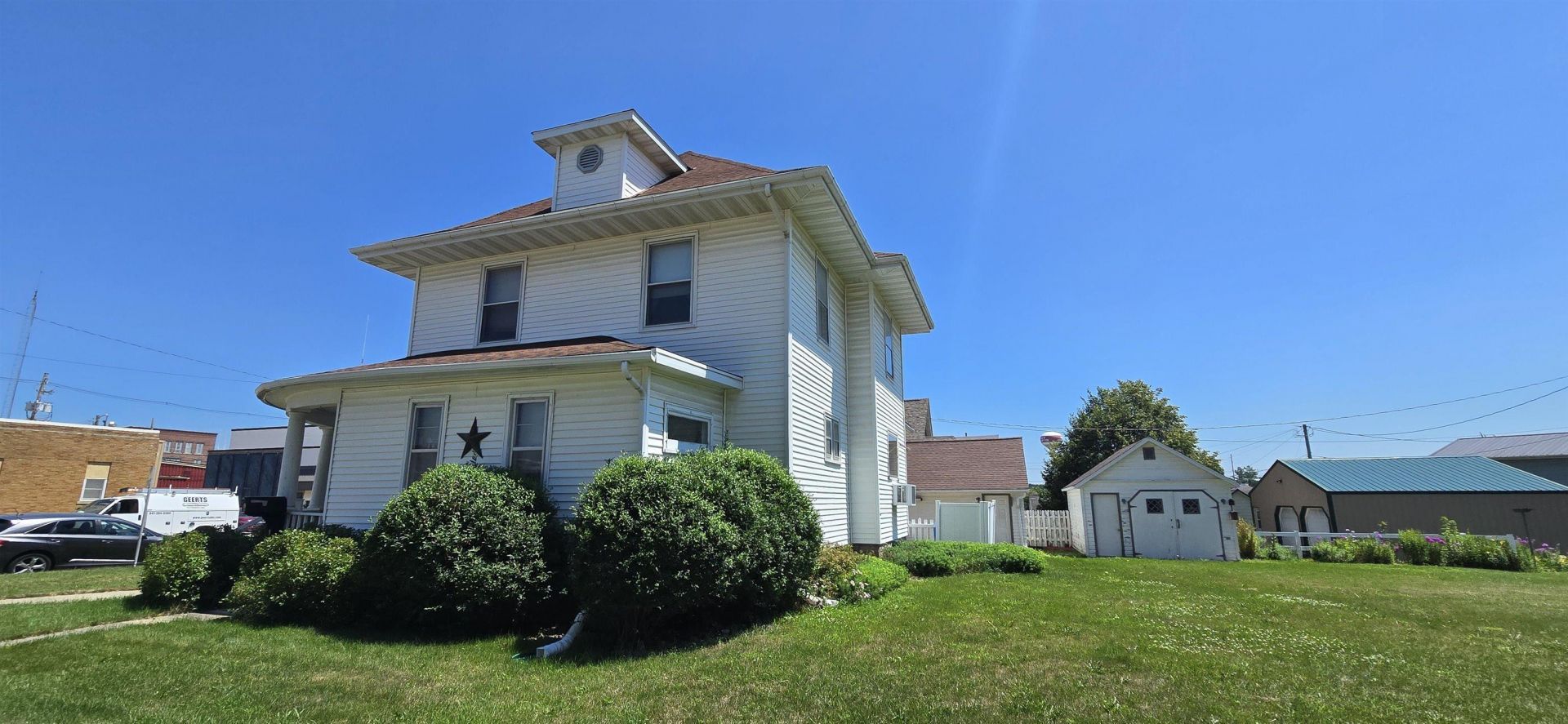 102 S Locust Avenue, New Hampton, IA 50659 Main Photo